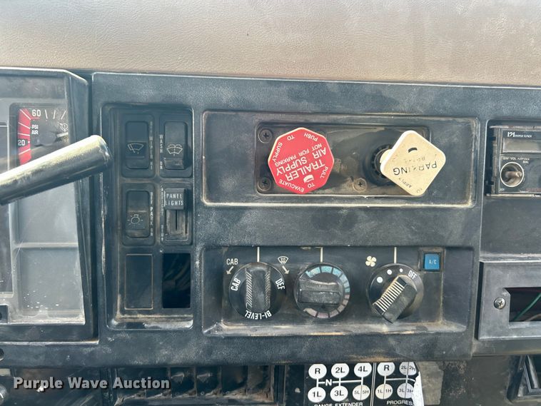 image for item ET3264 1990 International 4900 dump truck