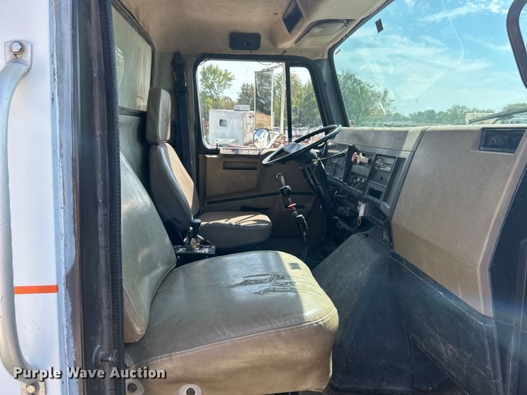 image for item ET3264 1990 International 4900 dump truck