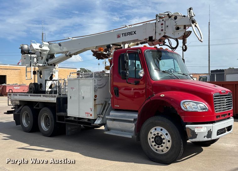 image for item ET4682 2011 Freightliner Business Class M2 digger derrick truck