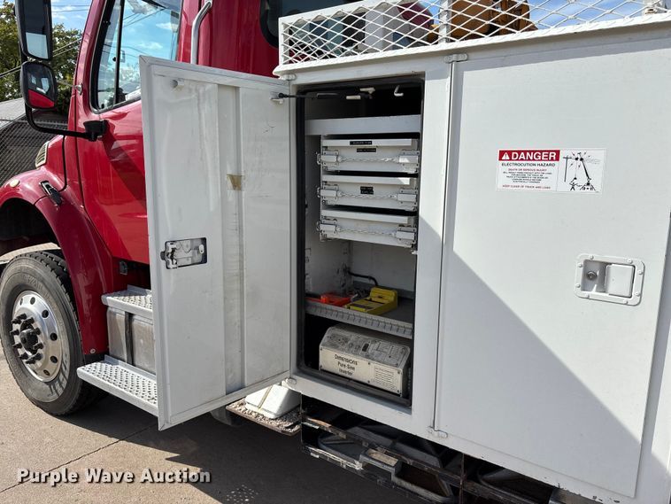 image for item ET4682 2011 Freightliner Business Class M2 digger derrick truck