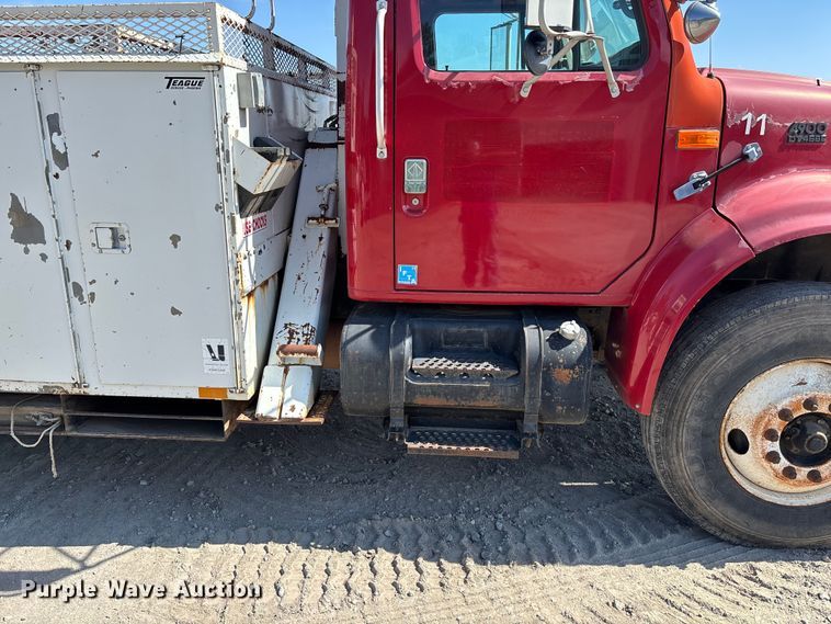 image for item ET4685 1998 International 4900 digger derrick truck