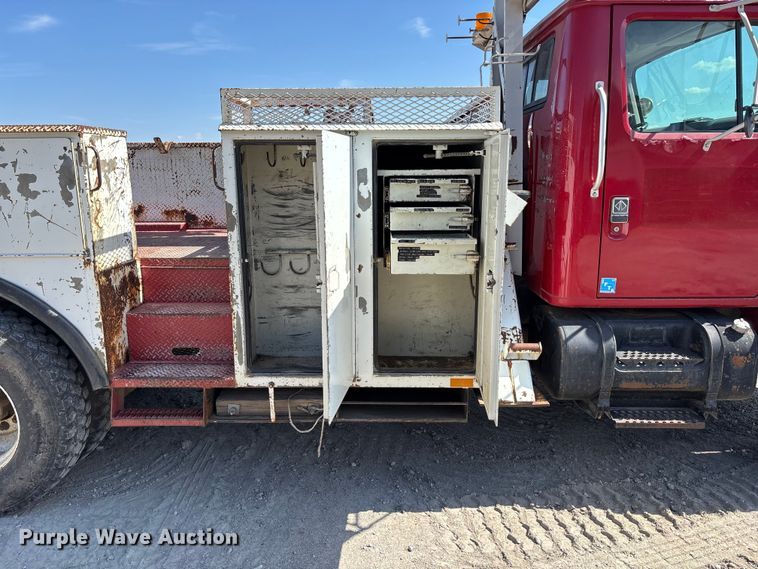 image for item ET4685 1998 International 4900 digger derrick truck