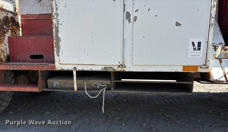 image for item ET4685 1998 International 4900 digger derrick truck