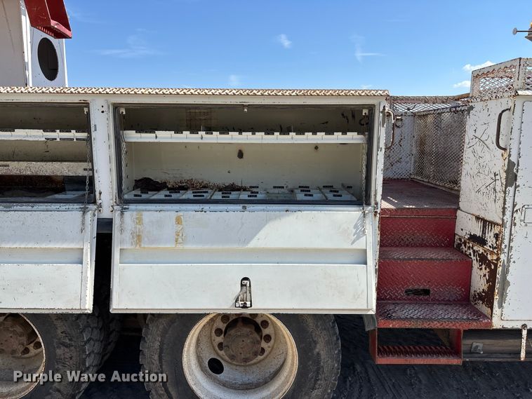 image for item ET4685 1998 International 4900 digger derrick truck