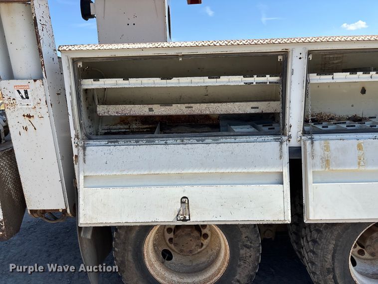 image for item ET4685 1998 International 4900 digger derrick truck