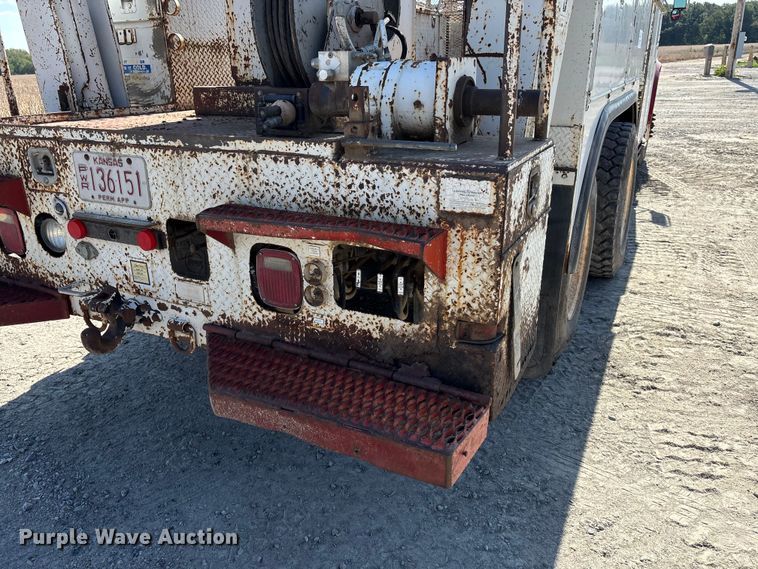 image for item ET4685 1998 International 4900 digger derrick truck