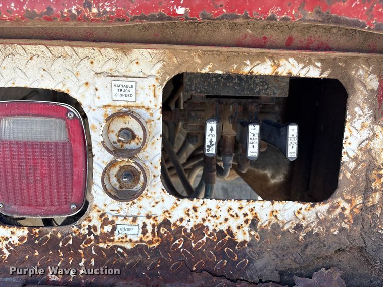 image for item ET4685 1998 International 4900 digger derrick truck