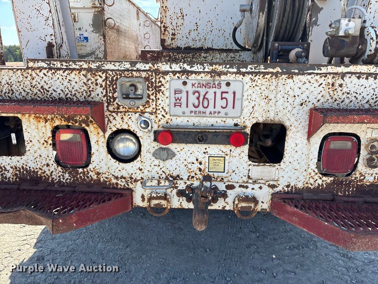 image for item ET4685 1998 International 4900 digger derrick truck