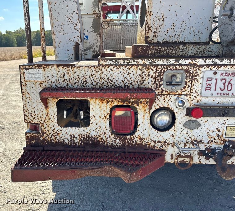 image for item ET4685 1998 International 4900 digger derrick truck