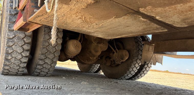 image for item ET4685 1998 International 4900 digger derrick truck