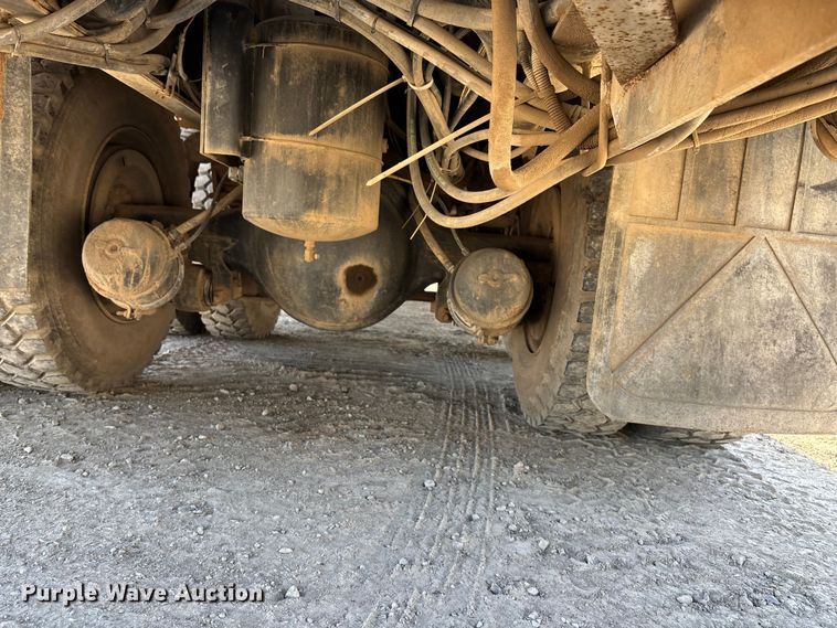 image for item ET4685 1998 International 4900 digger derrick truck