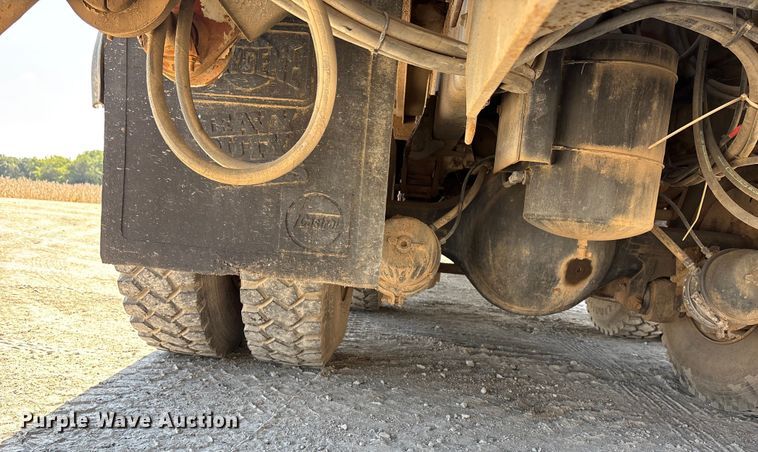 image for item ET4685 1998 International 4900 digger derrick truck