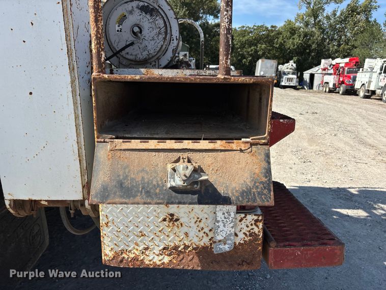 image for item ET4685 1998 International 4900 digger derrick truck