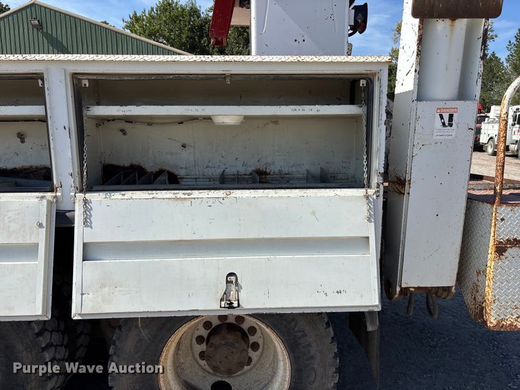 image for item ET4685 1998 International 4900 digger derrick truck