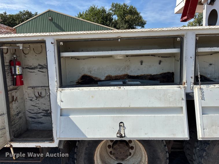 image for item ET4685 1998 International 4900 digger derrick truck