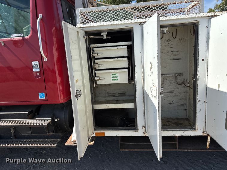 image for item ET4685 1998 International 4900 digger derrick truck