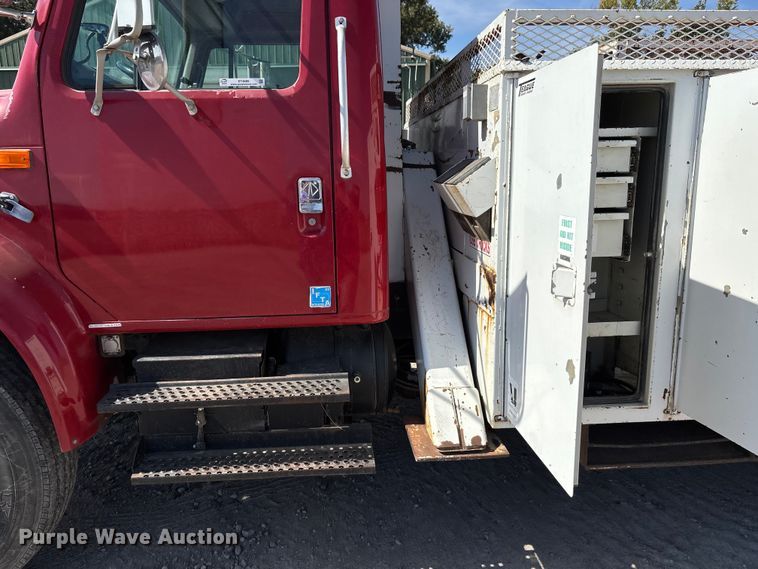 image for item ET4685 1998 International 4900 digger derrick truck