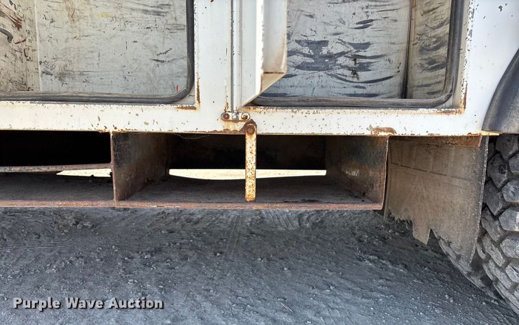 image for item ET4685 1998 International 4900 digger derrick truck