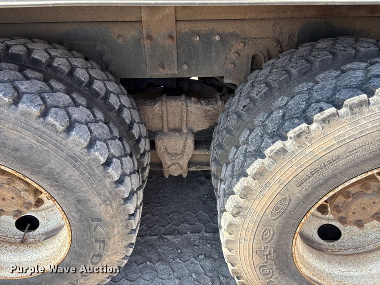 image for item ET4685 1998 International 4900 digger derrick truck