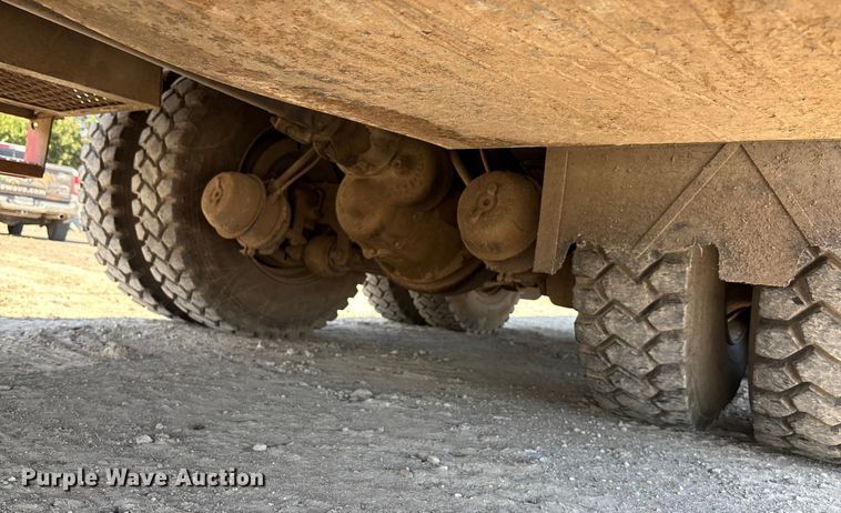 image for item ET4685 1998 International 4900 digger derrick truck