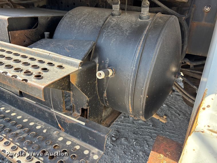 image for item ET4685 1998 International 4900 digger derrick truck