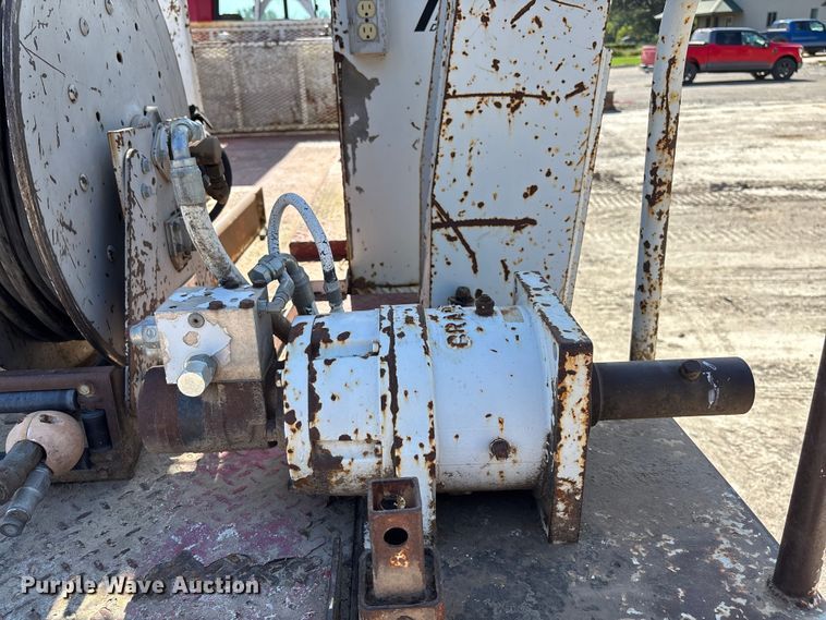 image for item ET4685 1998 International 4900 digger derrick truck