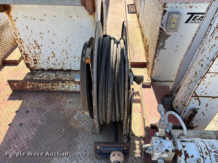 image for item ET4685 1998 International 4900 digger derrick truck