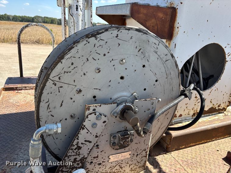 image for item ET4685 1998 International 4900 digger derrick truck