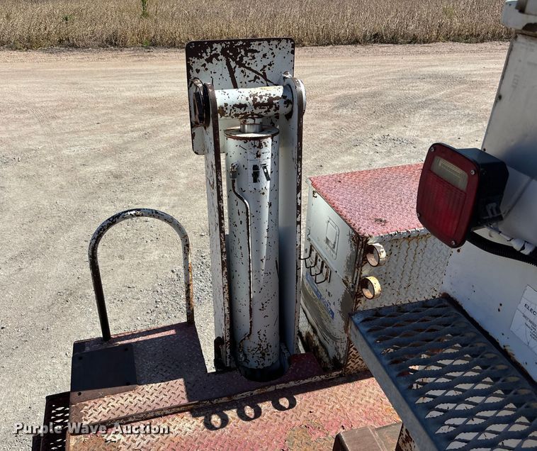 image for item ET4685 1998 International 4900 digger derrick truck