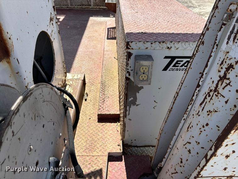 image for item ET4685 1998 International 4900 digger derrick truck