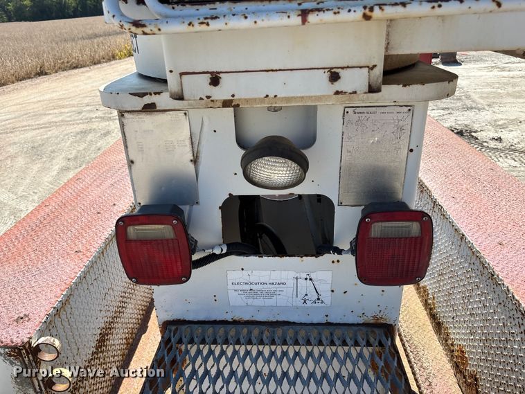 image for item ET4685 1998 International 4900 digger derrick truck