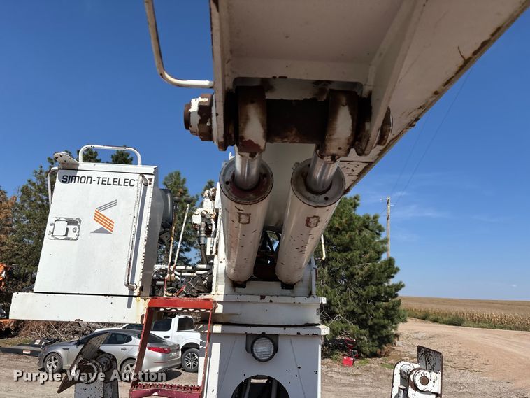 image for item ET4685 1998 International 4900 digger derrick truck