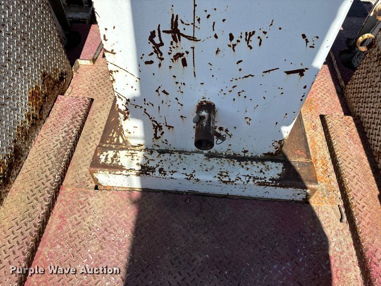 image for item ET4685 1998 International 4900 digger derrick truck