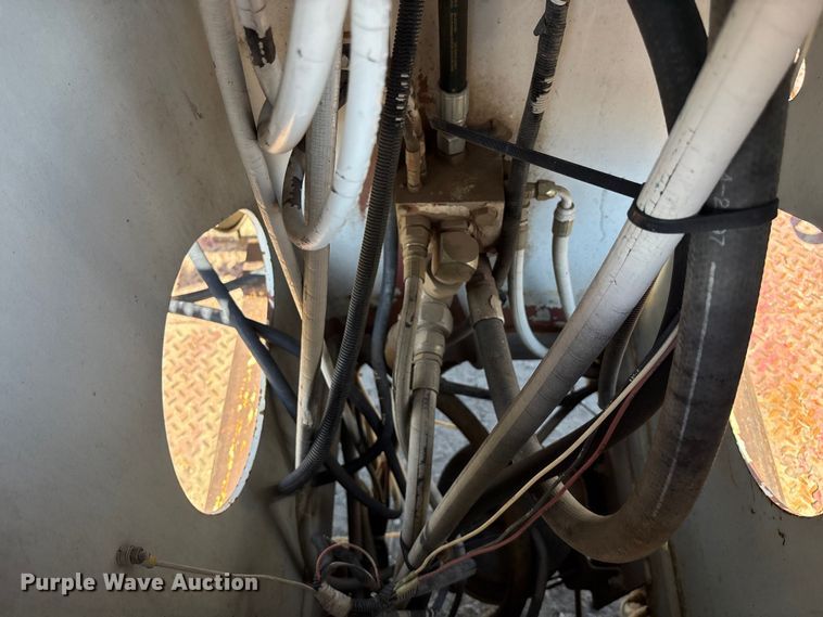 image for item ET4685 1998 International 4900 digger derrick truck