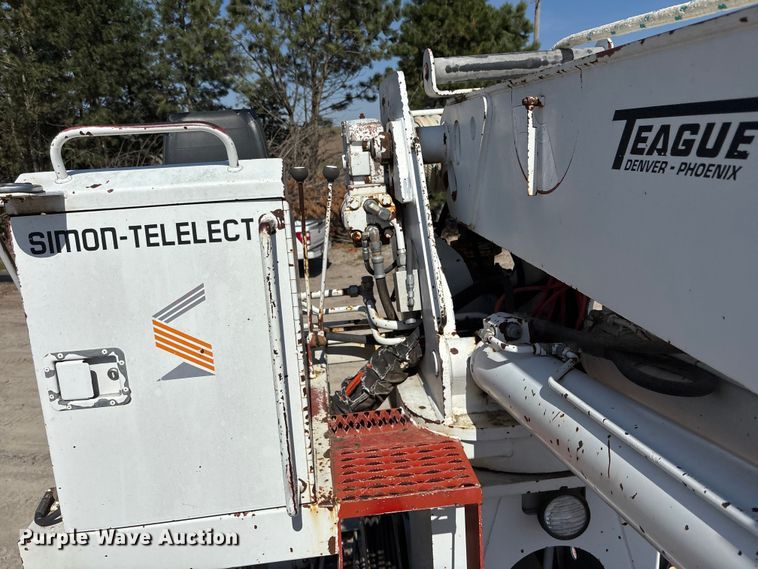 image for item ET4685 1998 International 4900 digger derrick truck