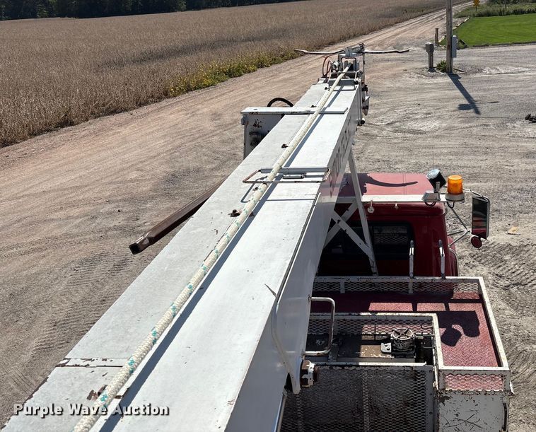 image for item ET4685 1998 International 4900 digger derrick truck