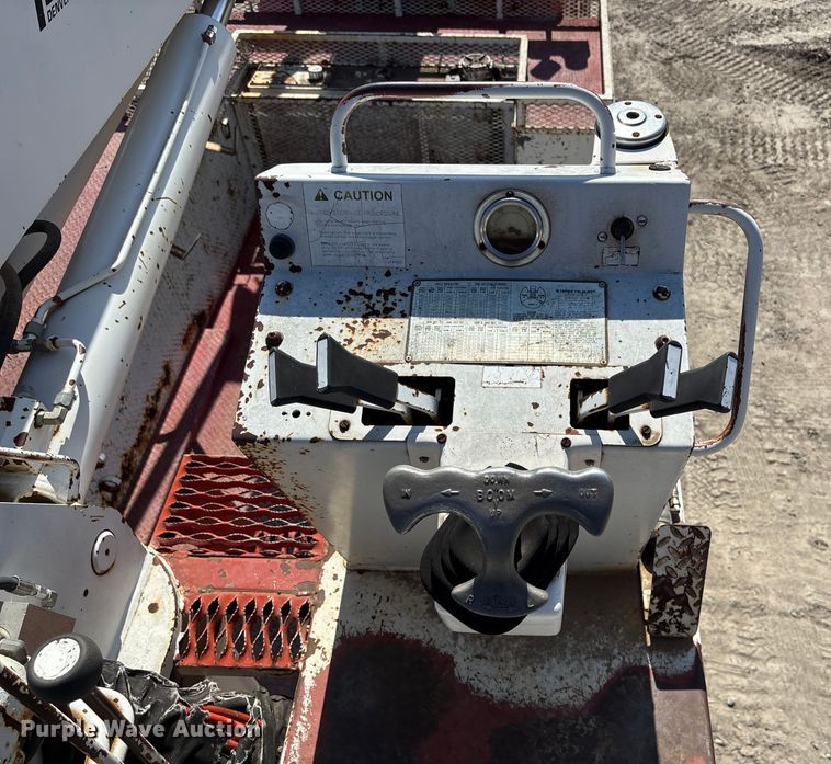 image for item ET4685 1998 International 4900 digger derrick truck