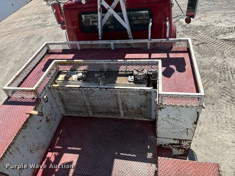 image for item ET4685 1998 International 4900 digger derrick truck