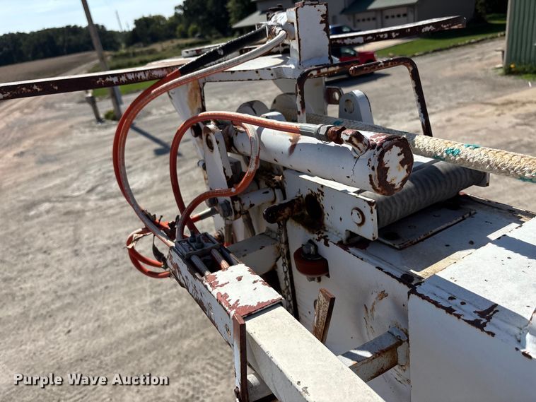 image for item ET4685 1998 International 4900 digger derrick truck