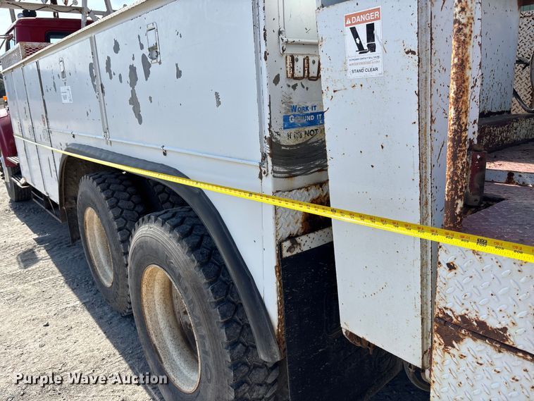 image for item ET4685 1998 International 4900 digger derrick truck