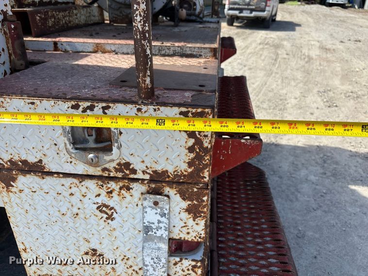 image for item ET4685 1998 International 4900 digger derrick truck