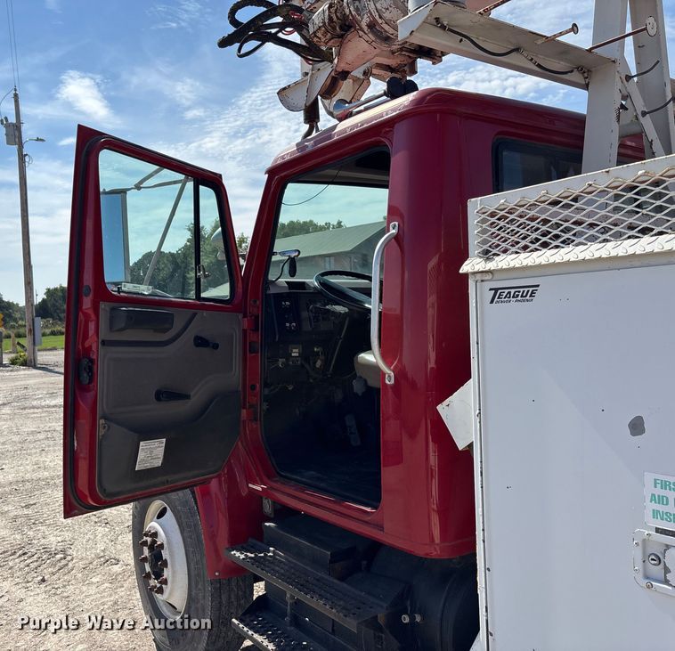 image for item ET4685 1998 International 4900 digger derrick truck