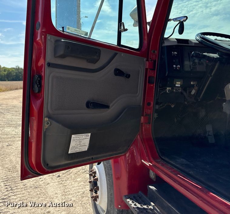 image for item ET4685 1998 International 4900 digger derrick truck