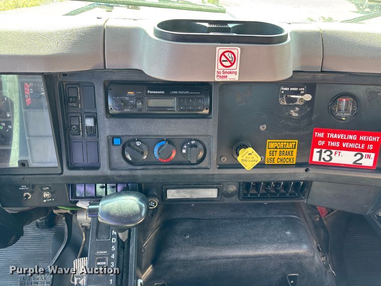 image for item ET4685 1998 International 4900 digger derrick truck