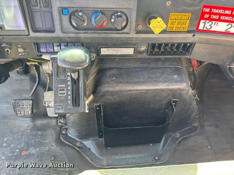 image for item ET4685 1998 International 4900 digger derrick truck