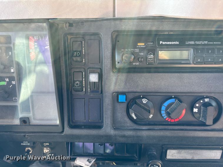 image for item ET4685 1998 International 4900 digger derrick truck