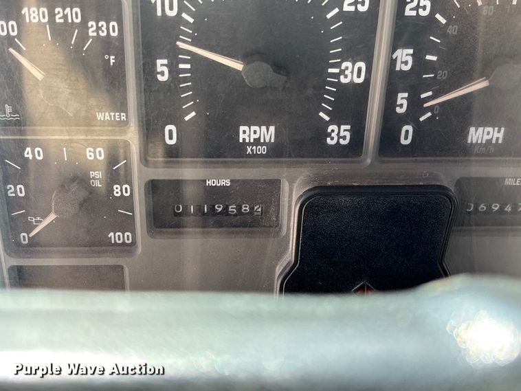 image for item ET4685 1998 International 4900 digger derrick truck