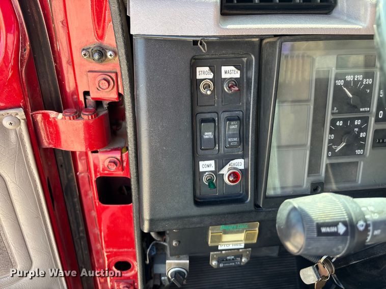 image for item ET4685 1998 International 4900 digger derrick truck