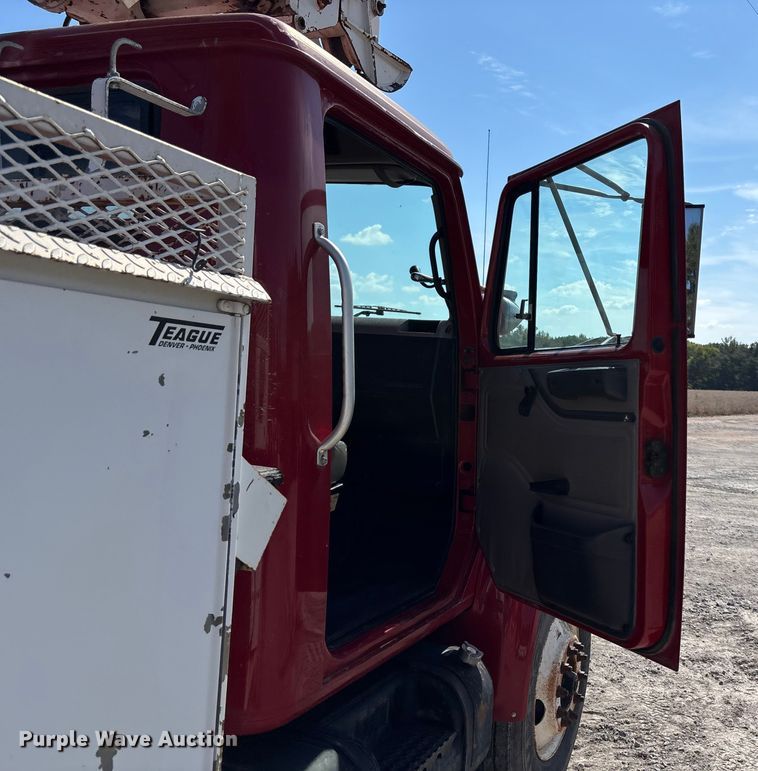 image for item ET4685 1998 International 4900 digger derrick truck