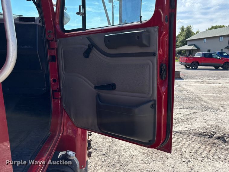 image for item ET4685 1998 International 4900 digger derrick truck